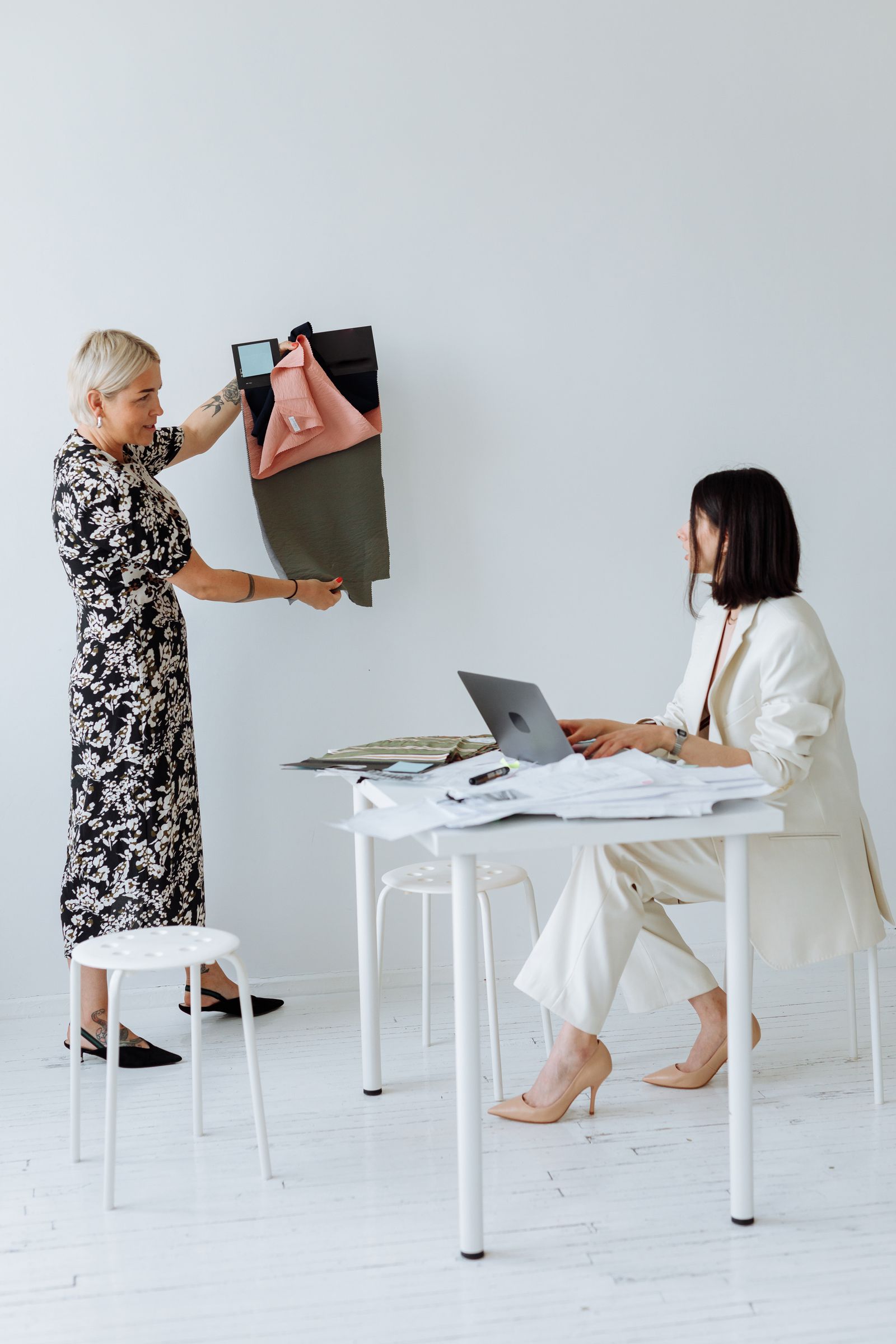 Asesoría profesional con muestras de textiles para una colección
